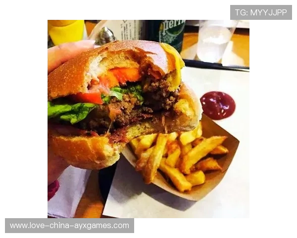 汉堡靠边路配合不断放大攻势，带来进攻新风潮