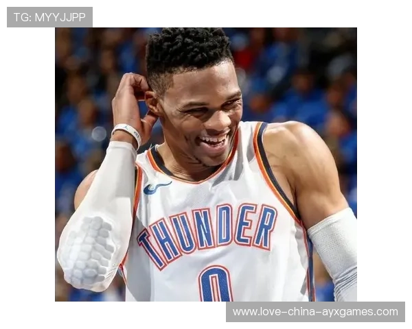 威少冲击篮下制造连续得分